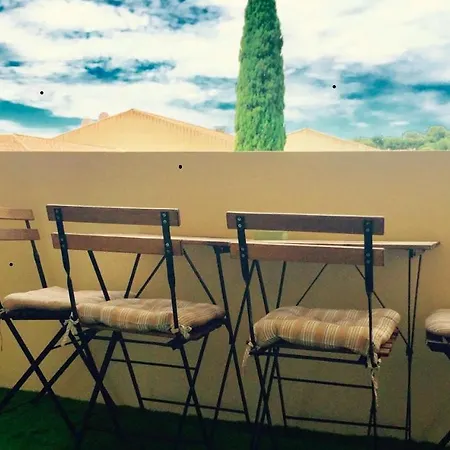 Kitchenette Avec Petite Terrasse Апартаменты